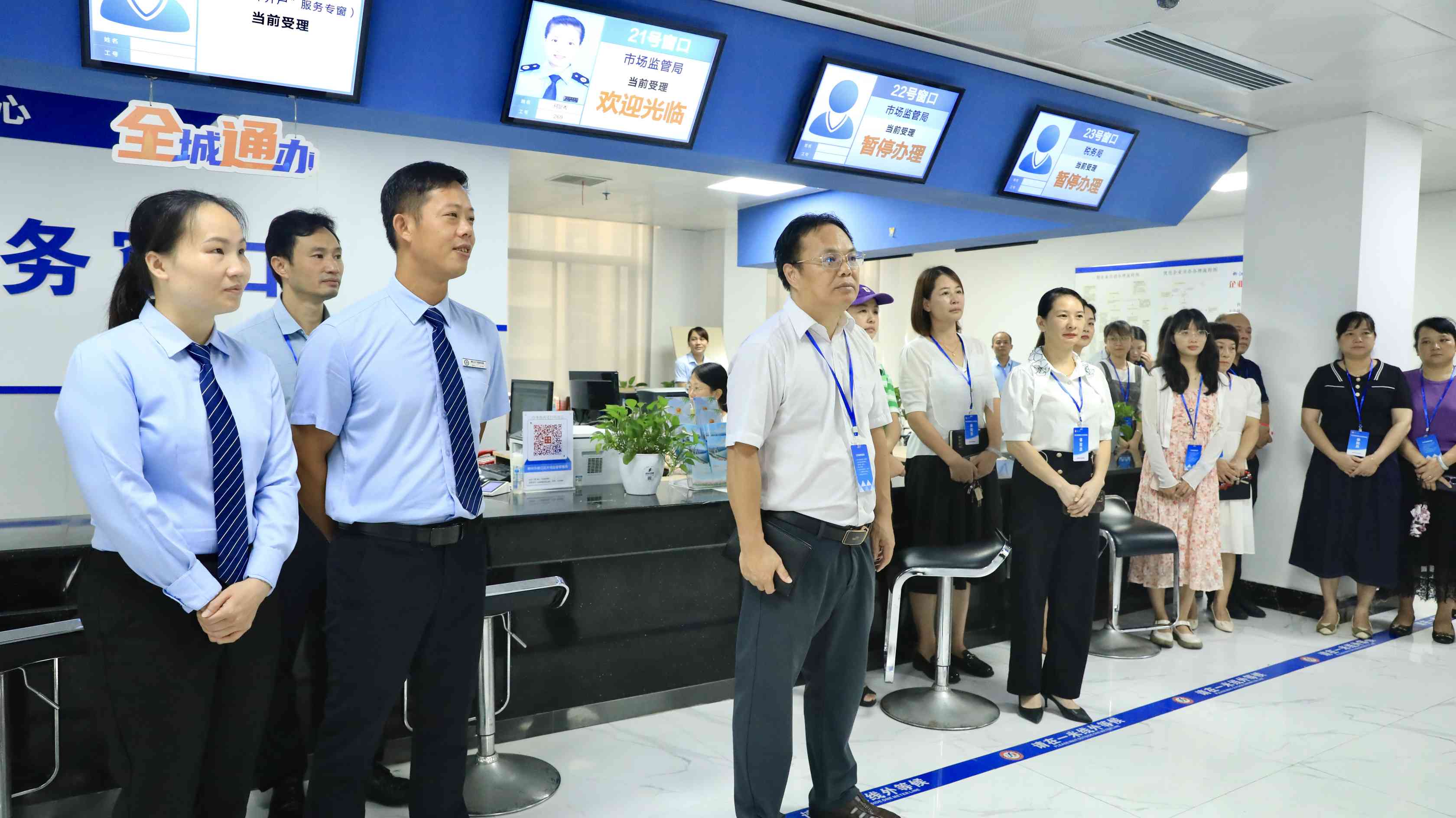 工作人员为“体验员”介绍各审批窗口基本情况.jpg