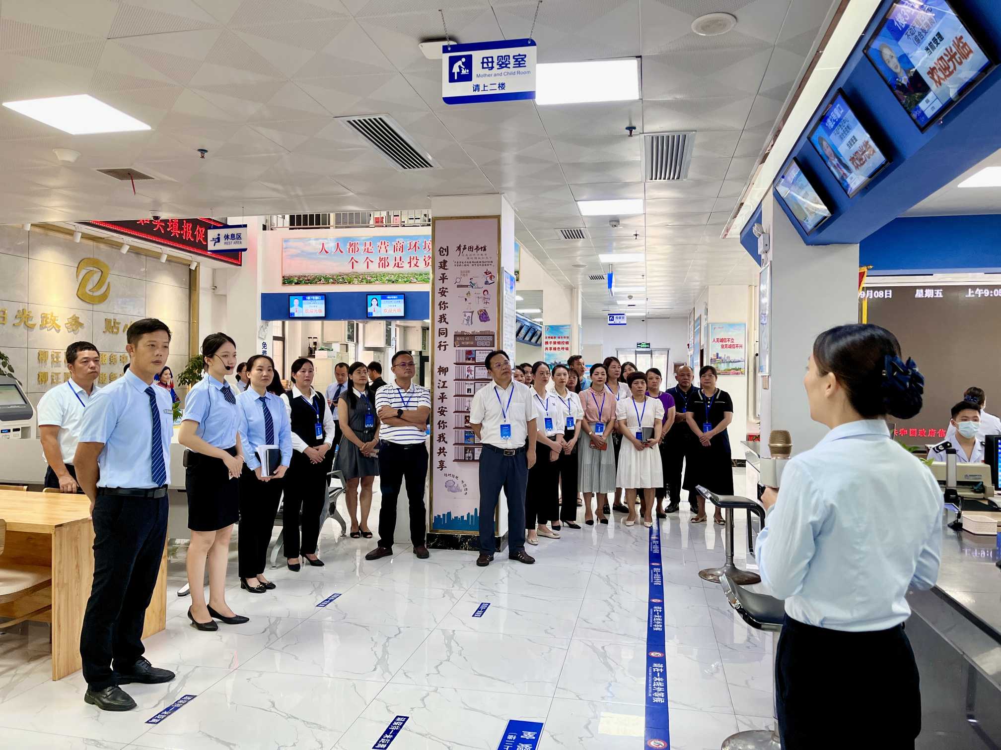 工作人员为“体验员”介绍各审批窗口基本情况 (2).jpg