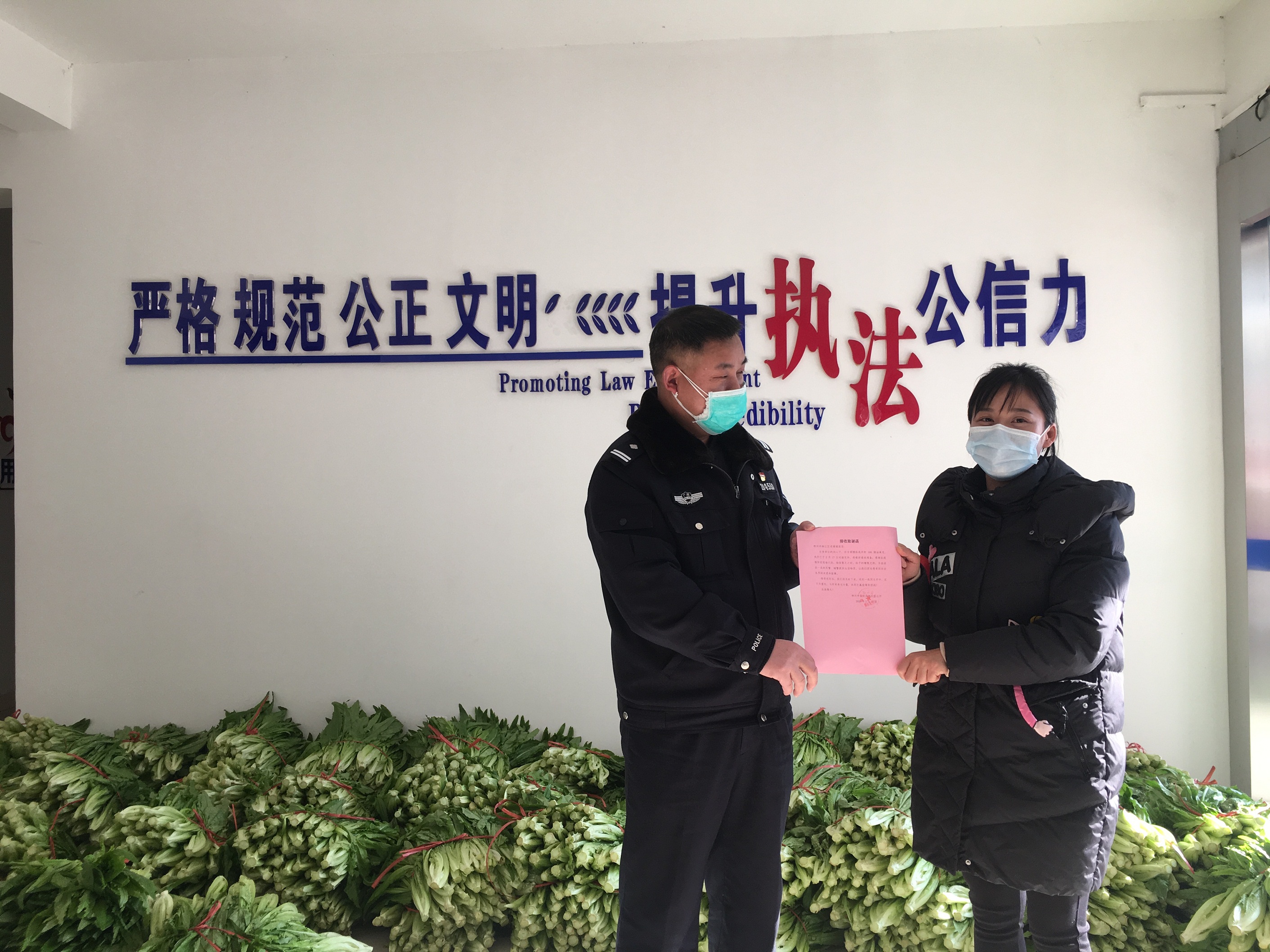 新鲜蔬菜第一时间送到奋斗在疫情防控一线的工作人员手中 (2)