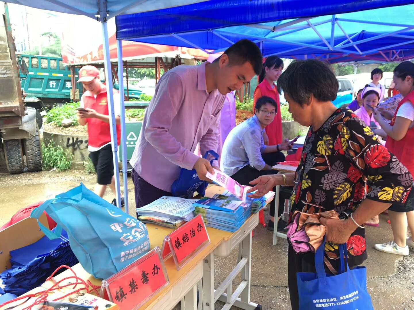 志愿者向群众讲解毒品的种类及危害1 (2)