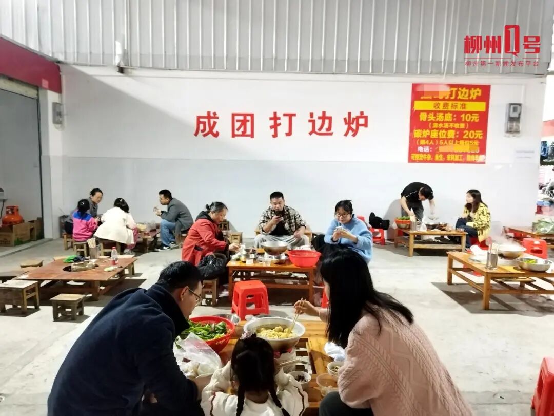 市民游客在体验成团“打边炉”。