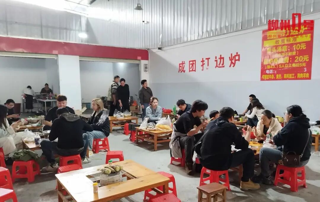 成团镇农贸市场内,市民游客在“打边炉”。