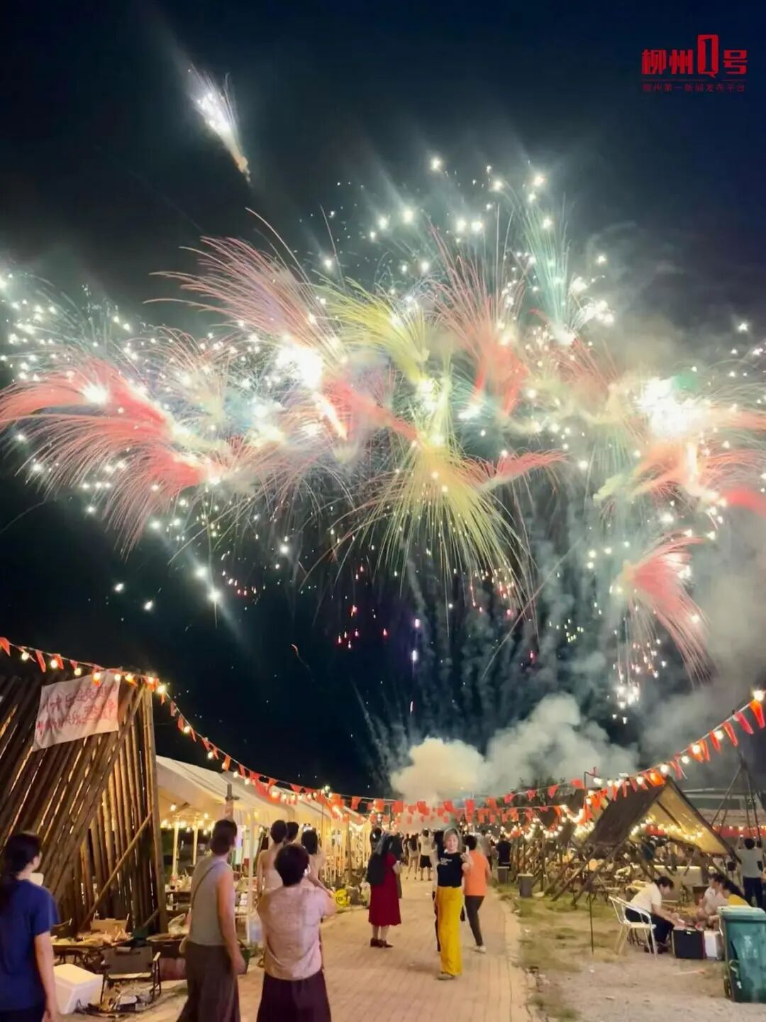 市民游客在柳太路螺蛳粉小镇一家山顶露营基地观看烟火秀。(受访者供图)