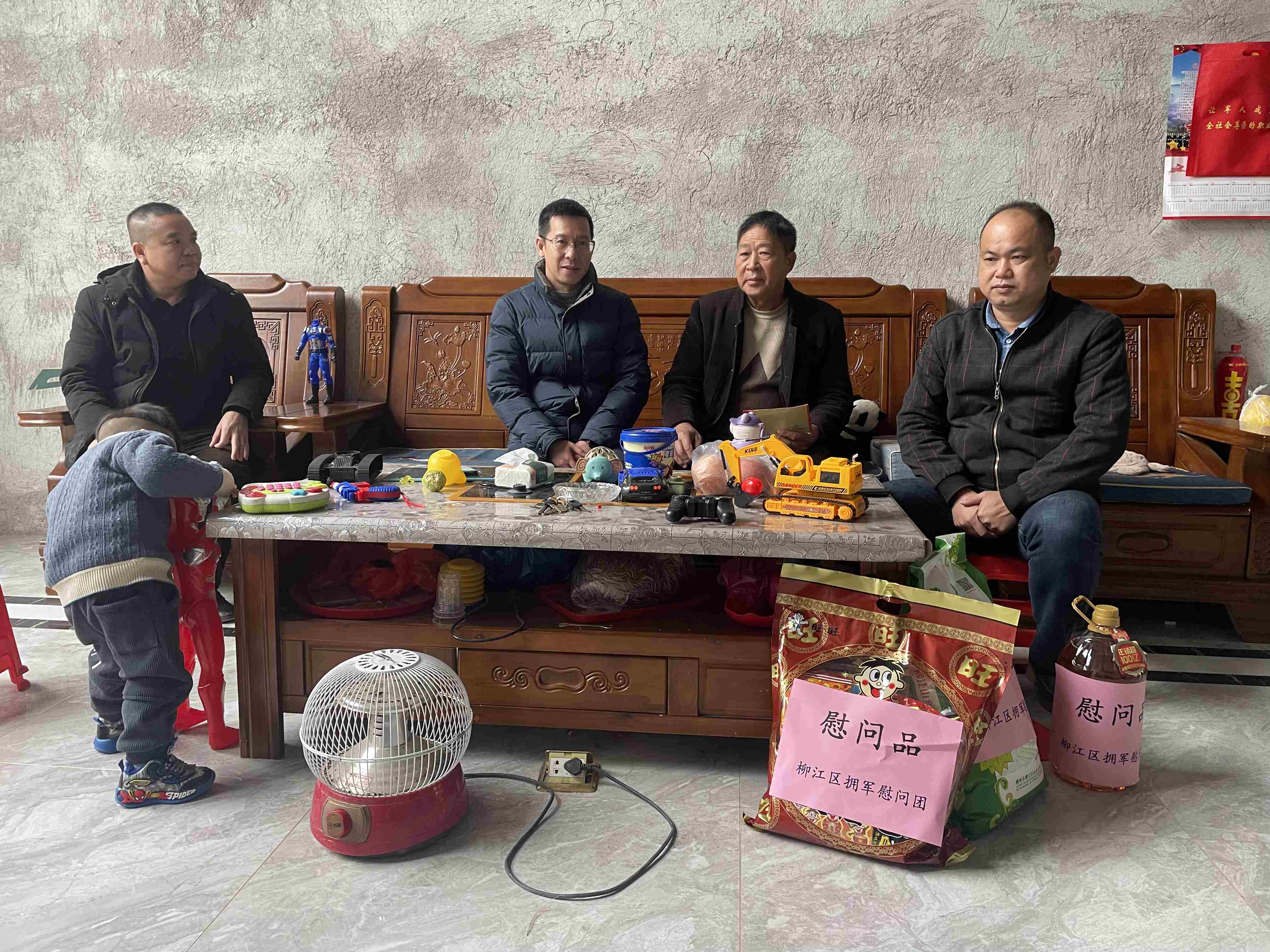 区人民法院院长唐军在镇武装部长秦登学陪同下慰问退役军人覃太夸(1).jpg