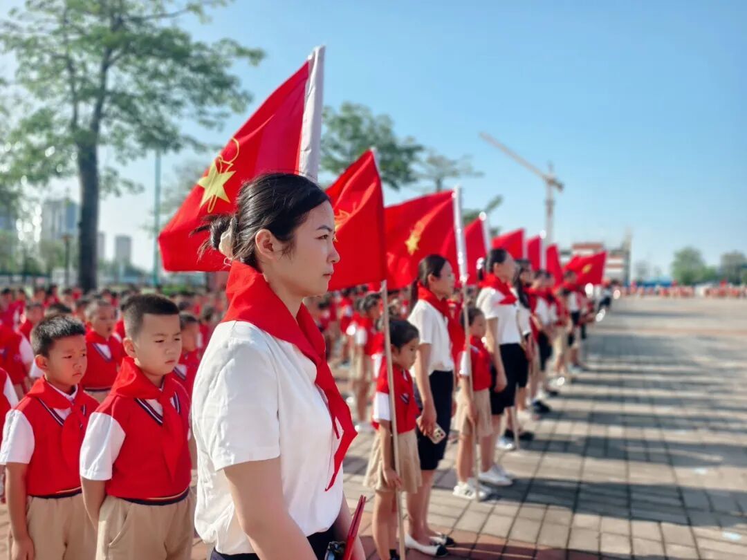 思贤小学开展“高举队旗跟党走 做新时代好少年”主题队日活动.jpg