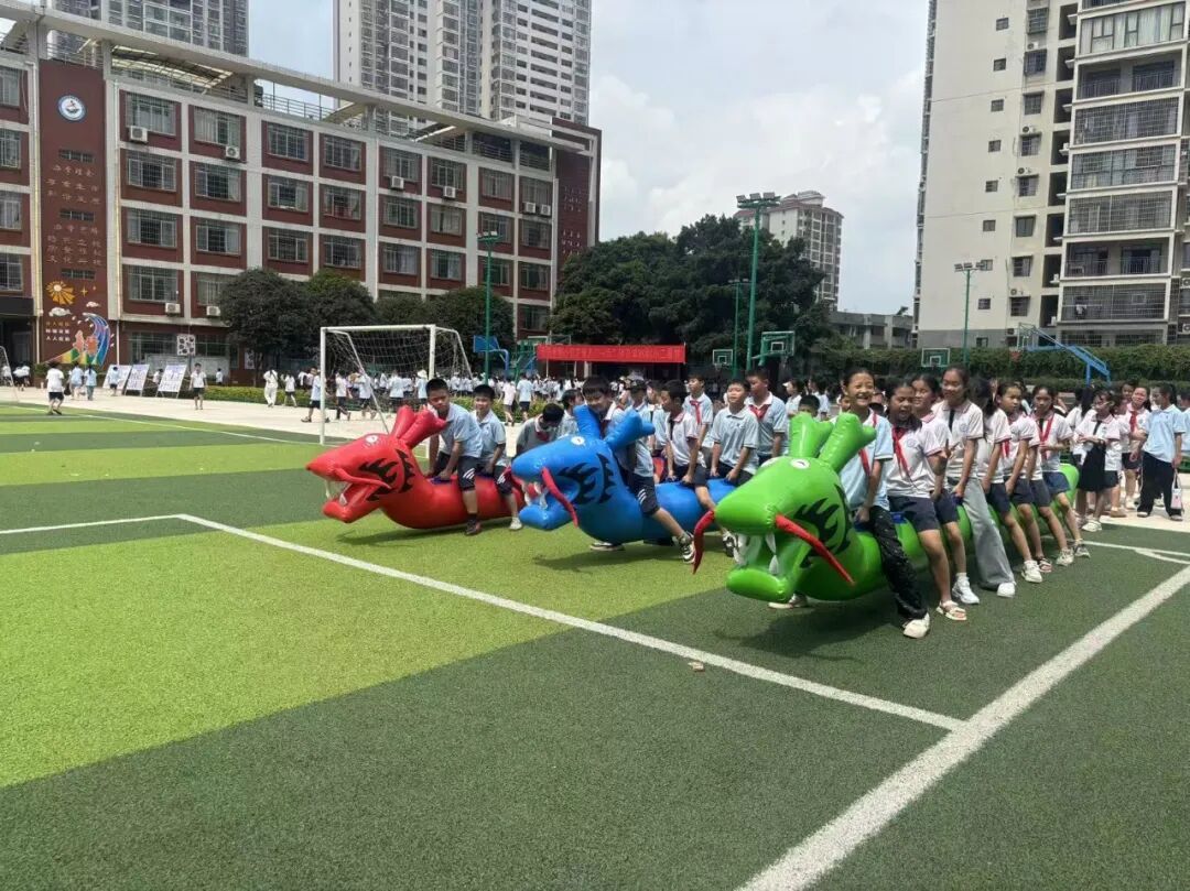 拉堡第二小学举行“童心绘趣庆六一 暖心护航润成长”心理健康主题游园会.jpg
