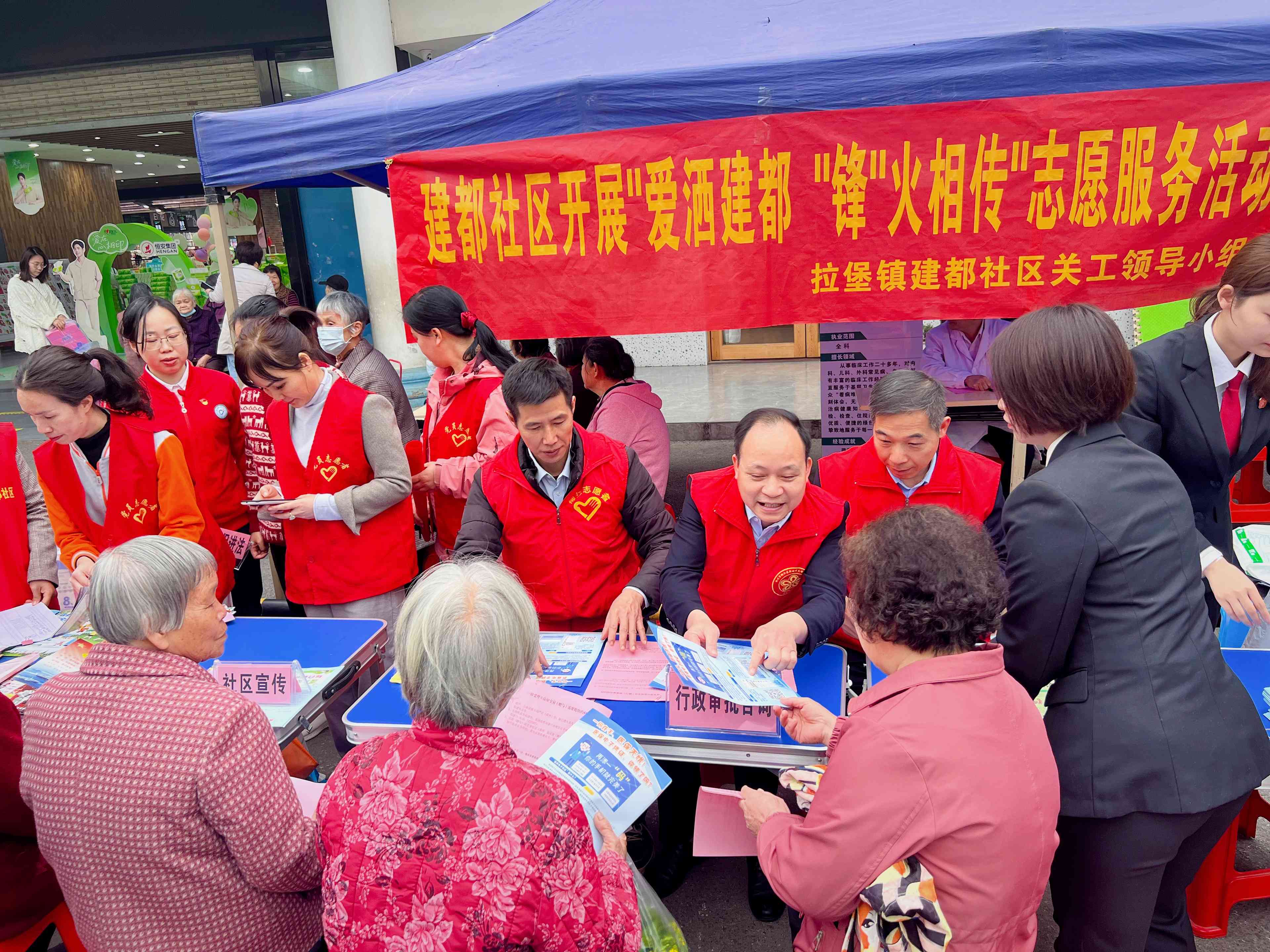 2023年3月7日,柳江区行政审批局组织党员干部到建都社区开展“弘扬雷锋精神 践行为民初心”暨“垃圾分类党员先行”主题党日活动。.jpg